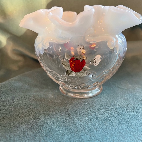 Vintage Fenton Hand Painted Strawberries Ruffled Small Vase - Picture 2 of 6